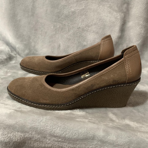 The FLEXX Wedge Pumps Womens Size 9 Taupe Brown Suede Leather Slip On Comfort - Picture 1 of 16